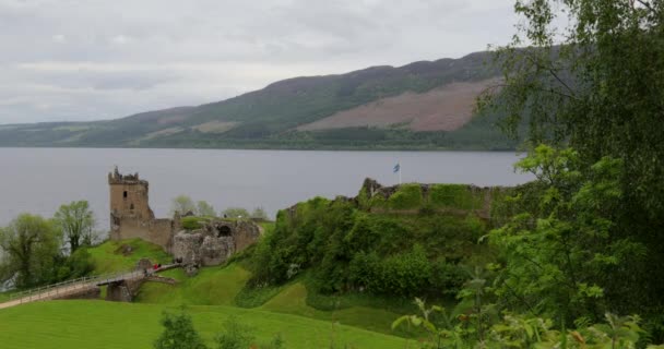 Antiguo castillo medieval escocés y hermoso paisaje de naturaleza tradicional . — Vídeo de stock
