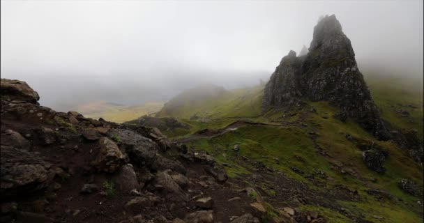 Oude man van Storr op het eiland Skye in Schotland. Berglandschap met mistige wolken. 4k Beelden. — Stockvideo