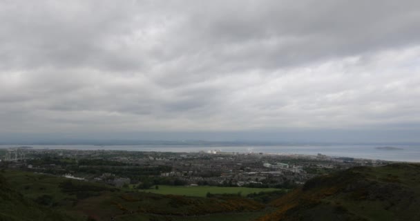 Arthurs Seat piek van de groep heuvels in Edinburgh, Schotland. 4k Beelden. — Stockvideo