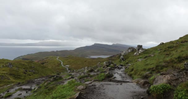 Anciano de Storr en la Isla de Skye en Escocia. Paisaje montañoso con nubes de niebla. Filmación 4K . — Vídeo de stock