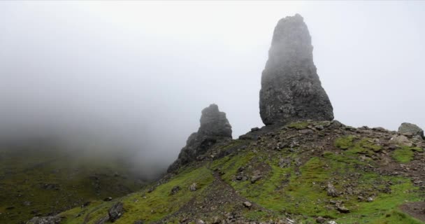 Velho homem de Storr na Ilha de Skye, na Escócia. Paisagem montanhosa com nuvens nebulosas. Filmagem 4K . — Vídeo de Stock