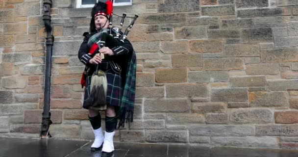 Σκωτία, Ηνωμένο Βασίλειο - 30 Μαΐου 2019: Scottish piper in traditional costume plays on Edinburgh street. 4k Πλάνα. — Αρχείο Βίντεο