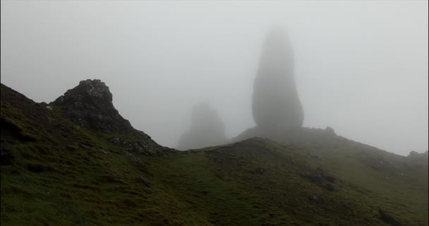 スコットランドのスカイ島にあるストーラーの老人。霧の雲と山の風景。4k映像. — ストック動画