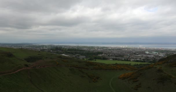 Arthurs Seat κορυφή της ομάδας των λόφων στο Εδιμβούργο, Σκωτία. 4k Πλάνα. — Αρχείο Βίντεο