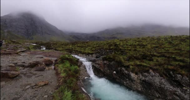 Pintoresco paisaje de un río de montaña con la naturaleza tradicional de Escocia. Filmación 4K . — Vídeo de stock