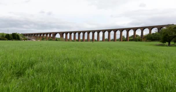 Puente viejo y pintoresco paisaje matutino de Escocia. Filmación 4K . — Vídeo de stock