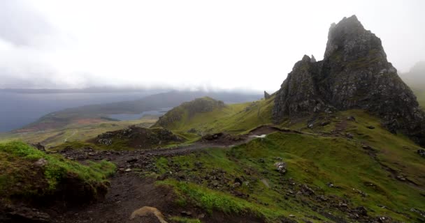 Vieil homme de Storr sur l'île de Skye en Écosse. Paysage montagneux avec nuages brumeux. Images 4K . — Video