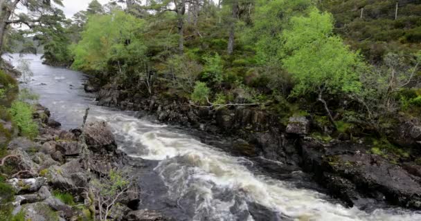 Pintoresco paisaje de un río de montaña con la naturaleza tradicional de Escocia. Filmación 4K . — Vídeos de Stock