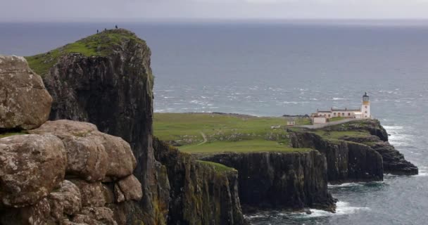 Древний шотландский маяк на мысе. 4K Footage . — стоковое видео