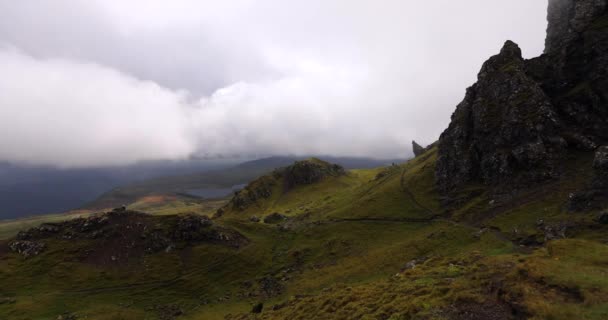 Anciano de Storr en la Isla de Skye en Escocia. Paisaje montañoso con nubes de niebla. Filmación 4K . — Vídeos de Stock