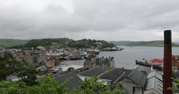 SCOTLAND, UNITED KINGDOM - May 30, 2019: Heart of Oban city top view. Обан популярный курортный город на западе Шотландии . — стоковое видео