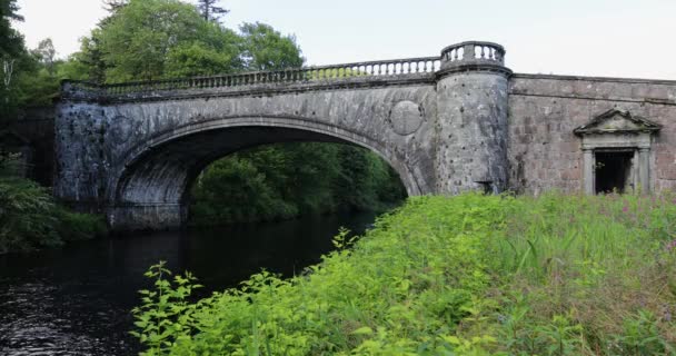 Vecchio ponte e pittoresco paesaggio mattutino scozzese. Filmati 4K . — Video Stock