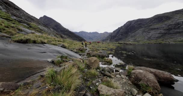 Reizigers lopen tegen de prachtige Schotse natuur aan. 4k Beelden. — Stockvideo