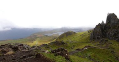 İskoçya 'daki Skye Adası' ndaki Storr 'un İhtiyar Adamı. Sisli bulutlu dağ manzarası. 4k Görüntü.
