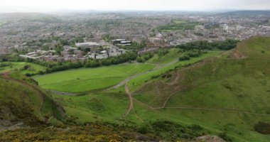 Edinburgh, İskoçya 'daki Arthurs Seat grubu. 4k Görüntü.