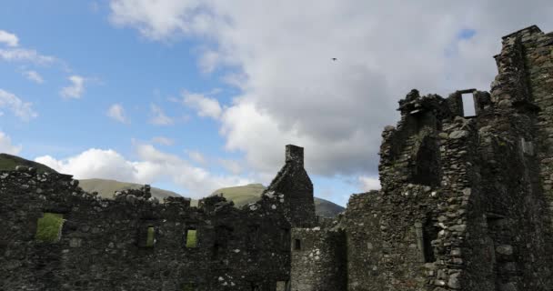 Antik İskoç Ortaçağ kalesi ve geleneksel doğanın güzel manzarası. — Stok video