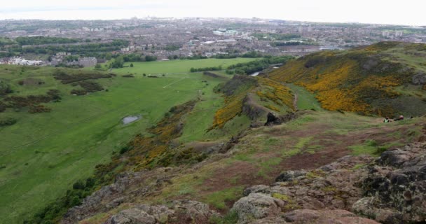 Arthurs Seat vrchol skupiny kopců v Edinburghu ve Skotsku. Záběry 4k. — Stock video