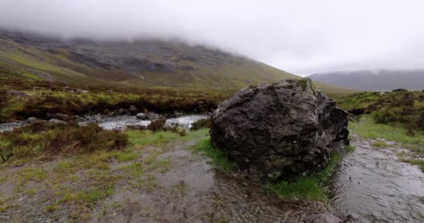 Скульптурний пейзаж гірської річки з традиційною природою Шотландії. 4k кадрів. — стокове відео