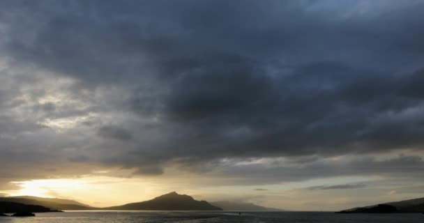 Hermoso paisaje escénico de la increíble puesta de sol de Escocia cielo de barco en movimiento. Filmación 4K . — Vídeo de stock