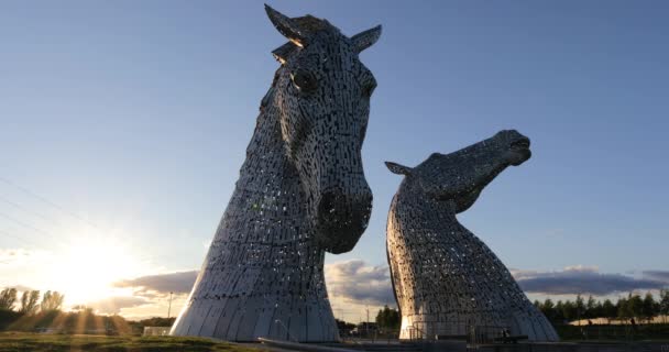 FALKIRK, SCOTLAND - MAY 30: The Kelpies: Scotlands 100 ft Horse-Head Sculptures. — Stockvideo