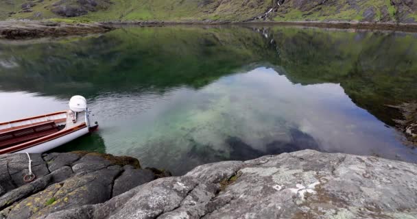 Beautiful scenic landscape of amazing Scotland nature with fishing boat. — 비디오