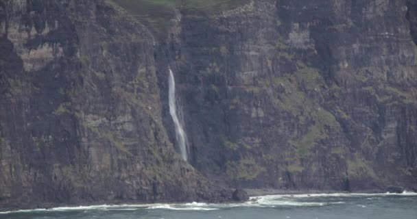 Paesaggio pittoresco di una cascata di montagna e la natura tradizionale della Scozia. Filmati 4K . — Video Stock