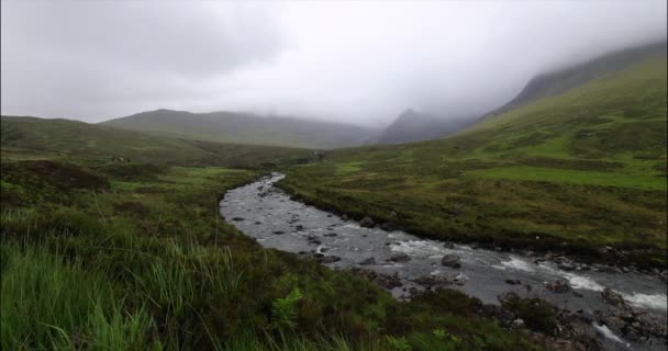 Pintoresco paisaje de un río de montaña con la naturaleza tradicional de Escocia. Filmación 4K . — Vídeo de stock