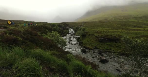 Pittoreska landskapet i en bergsflod med traditionell skotsk natur. 4k-bilder. — Stockvideo