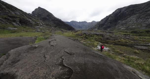 Caminhada viajante contra a bela natureza escocesa. Filmagem 4K . — Vídeo de Stock