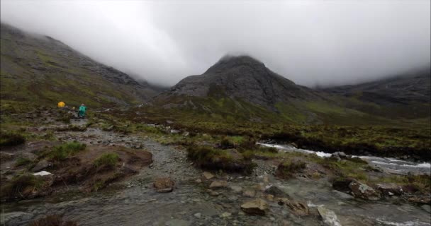 Reizigers lopen tegen de prachtige Schotse natuur aan. 4k Beelden. — Stockvideo