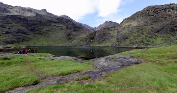 Traveler walk against beautiful Scotland nature. 4K Footage. — Stock Video