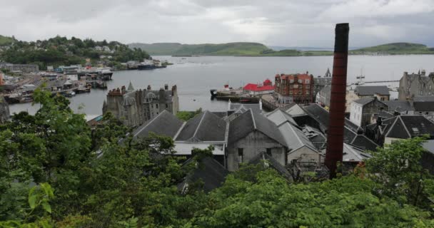 Szkocja, Wielka Brytania - 30 maja 2019: Widok z góry miasta Heart of Oban. Oban jest popularnym kurortem w zachodniej Szkocji. — Wideo stockowe