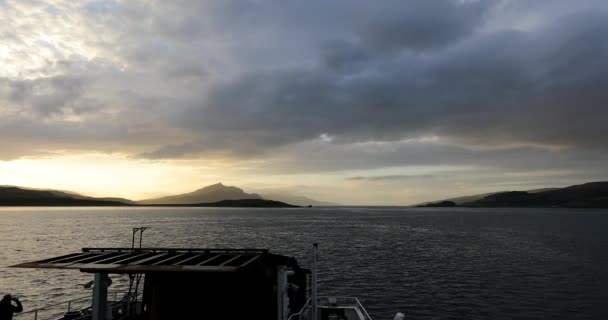 Bellissimo paesaggio panoramico di sorprendente sole scozzese tramontato cielo da barca in movimento. Filmati 4K . — Video Stock