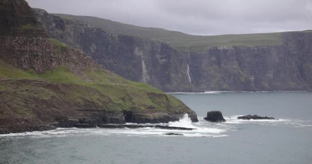 İskoçya 'nın kıyı kayalıklarında dalgalar kırılıyor. — Stok video