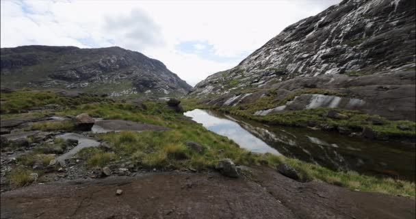 Pintoresco paisaje de un río de montaña con la naturaleza tradicional de Escocia . — Vídeos de Stock