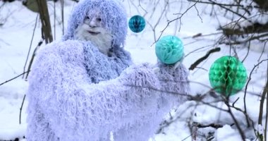Kış ormanlarındaki Yeti peri masalı karakteri. 3 'te 1 açık hava fantezisi 4K görüntü.