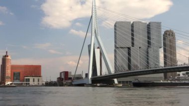Rotterdam şehir manzarası ve hareket eden tekneli Erasmus Köprüsü 'nün genel manzarası. 4K Çekim 1 'de 2.