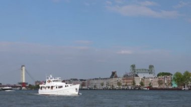Rotterdam şehir manzarası ve hareket eden tekneli Erasmus Köprüsü 'nün genel manzarası. 4K Çekim 1 'de 3.