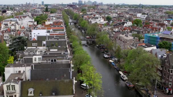 Amsterdam stad vanaf de top. Algemeen zicht vanaf oude toren overdag. 4K Beelden 2 in 1. — Stockvideo