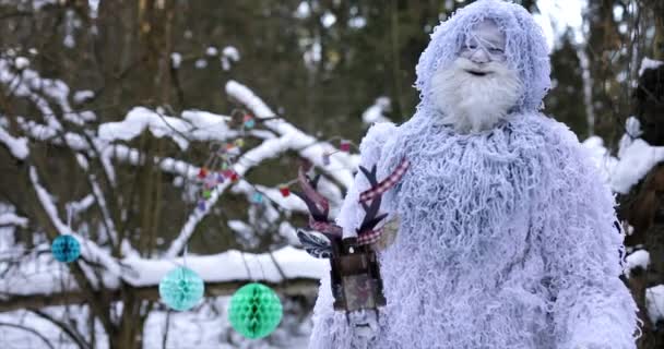 Yeti sprookjesfiguur in het winterbos. 3 in 1 fantasie buitenshuis 4K beelden. — Stockvideo