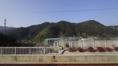 Yüksek hızlı trenle Çin vilayetlerinin penceresinden bak. Yavaş çekim Görüntüsü.