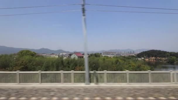 Zicht door het raam op de provincies van China in de hogesnelheidstrein. Slow motion Beelden. — Stockvideo