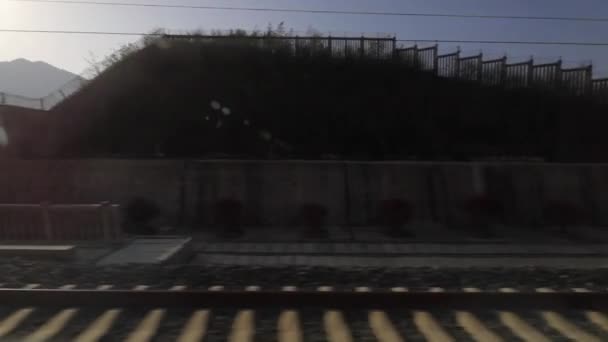 Vista attraverso la finestra sulle province della Cina in treno ad alta velocità. Filmati al rallentatore . — Video Stock