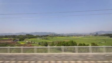 Yüksek hızlı trenle Çin vilayetlerinin penceresinden bak. Yavaş çekim Görüntüsü.