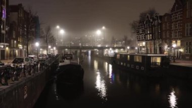 Amsterdam 'ın ünlü kanalları ve setleri. Şehir manzarası ve geleneksel Hollanda mimarisinin genel görünümü. 1 'de HD Zaman Hızı 2.