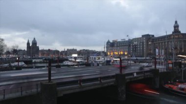 Amsterdam 'ın ünlü kanalları ve setleri. Şehir manzarası ve geleneksel Hollanda mimarisinin genel görünümü. 1 'de HD Zaman Hızı 2.