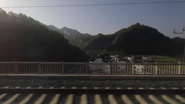 Vue à travers la fenêtre sur les provinces de Chine en train à grande vitesse. Images au ralenti . — Video