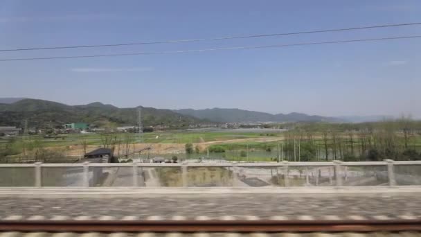 Vista a través de la ventana de las provincias de China en tren de alta velocidad. Grabación en cámara lenta . — Vídeos de Stock