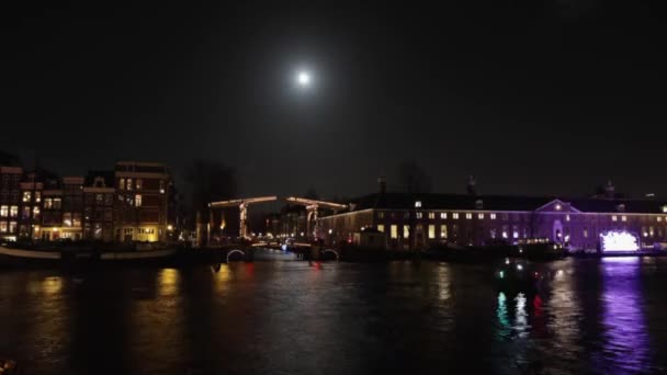 Canales famosos y terraplenes de la ciudad de Amsterdam. Vista general del paisaje urbano y la arquitectura tradicional holandesa. HD Time Lapse 2 en 1 . — Vídeo de stock