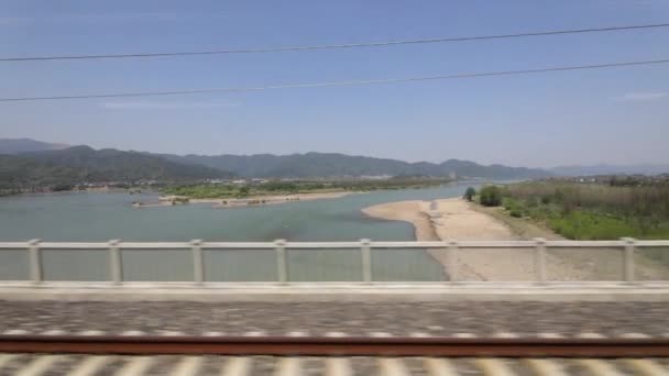 Vista através da janela em províncias da China em trem de alta velocidade. Filmagem em câmera lenta . — Vídeo de Stock